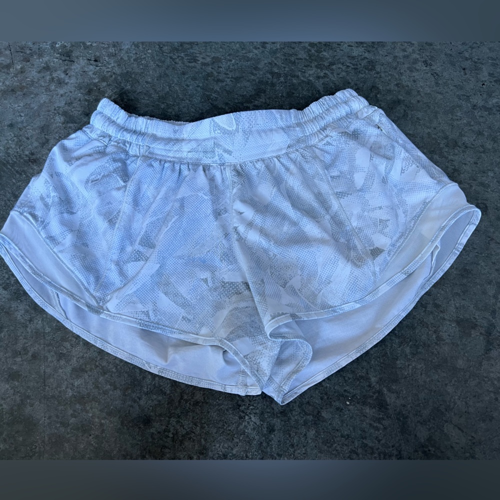 Lululemon hotty hot shorts size 6 - Picture 3 of 3